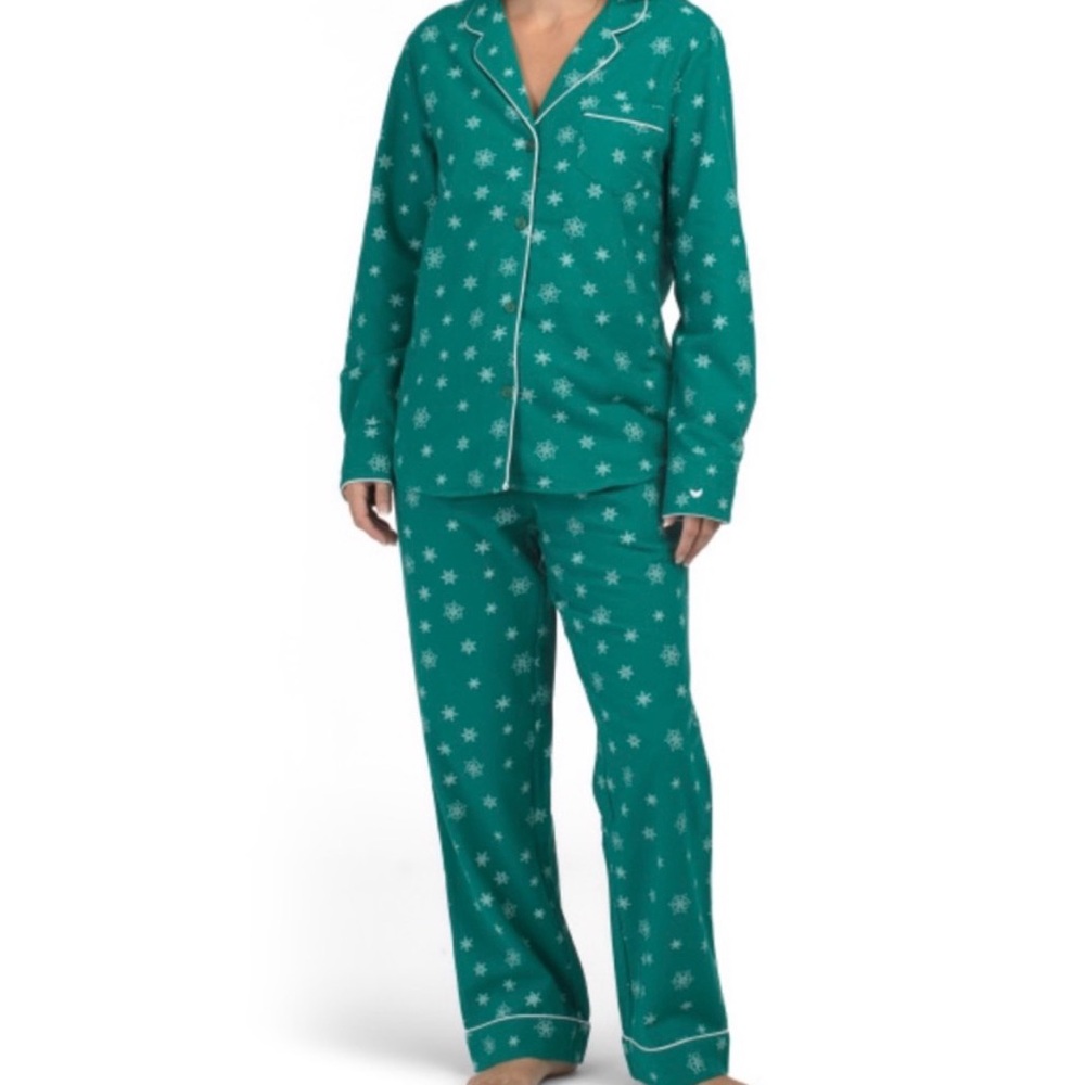 Petite Plume - Green Snowflake Women's Pajama Set